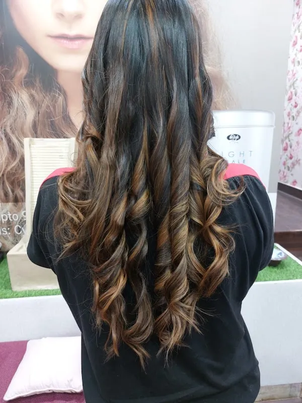 Makeover unisex salon