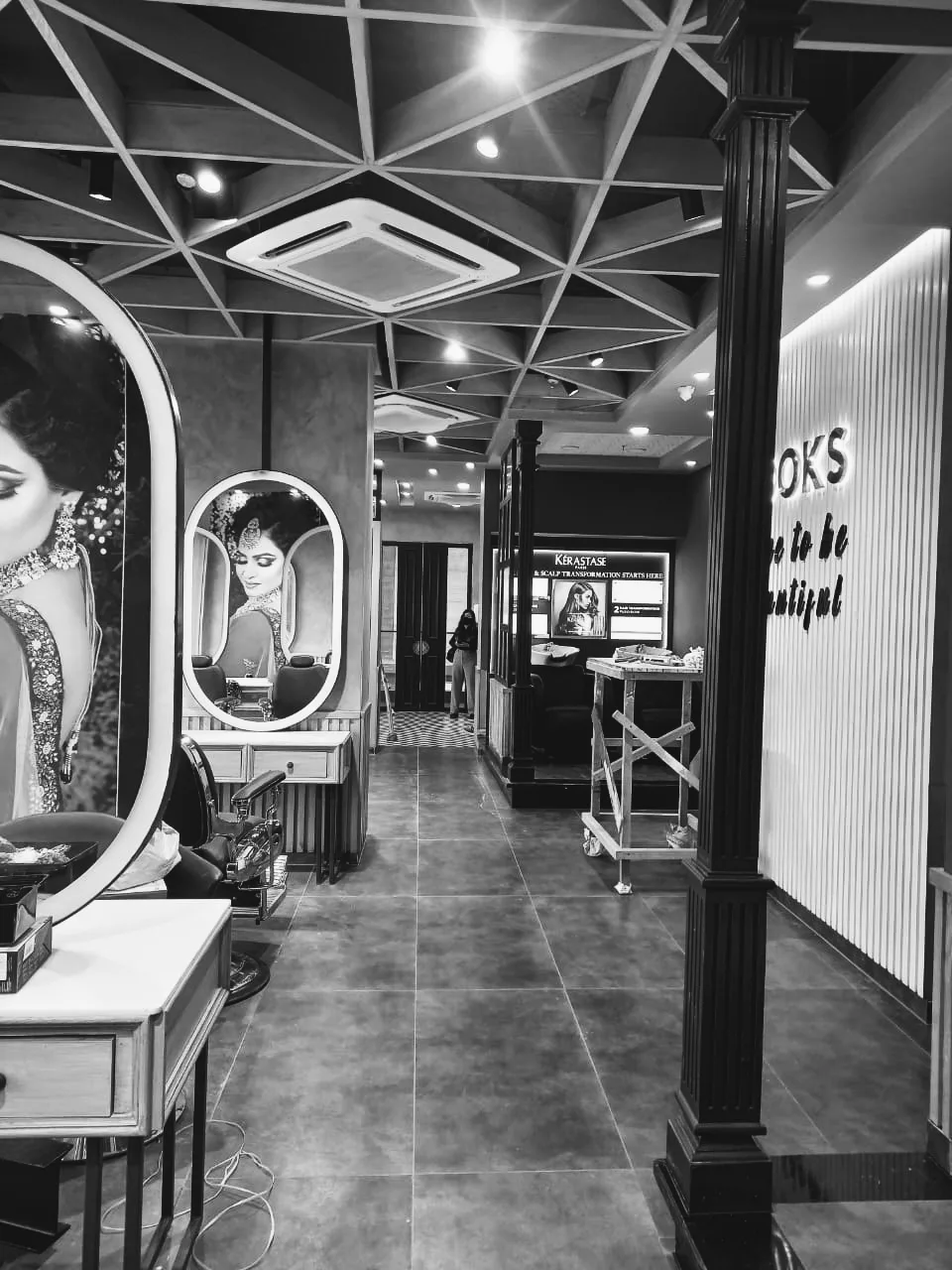 Looks Salon, Cleo County, Sector 121, Noida