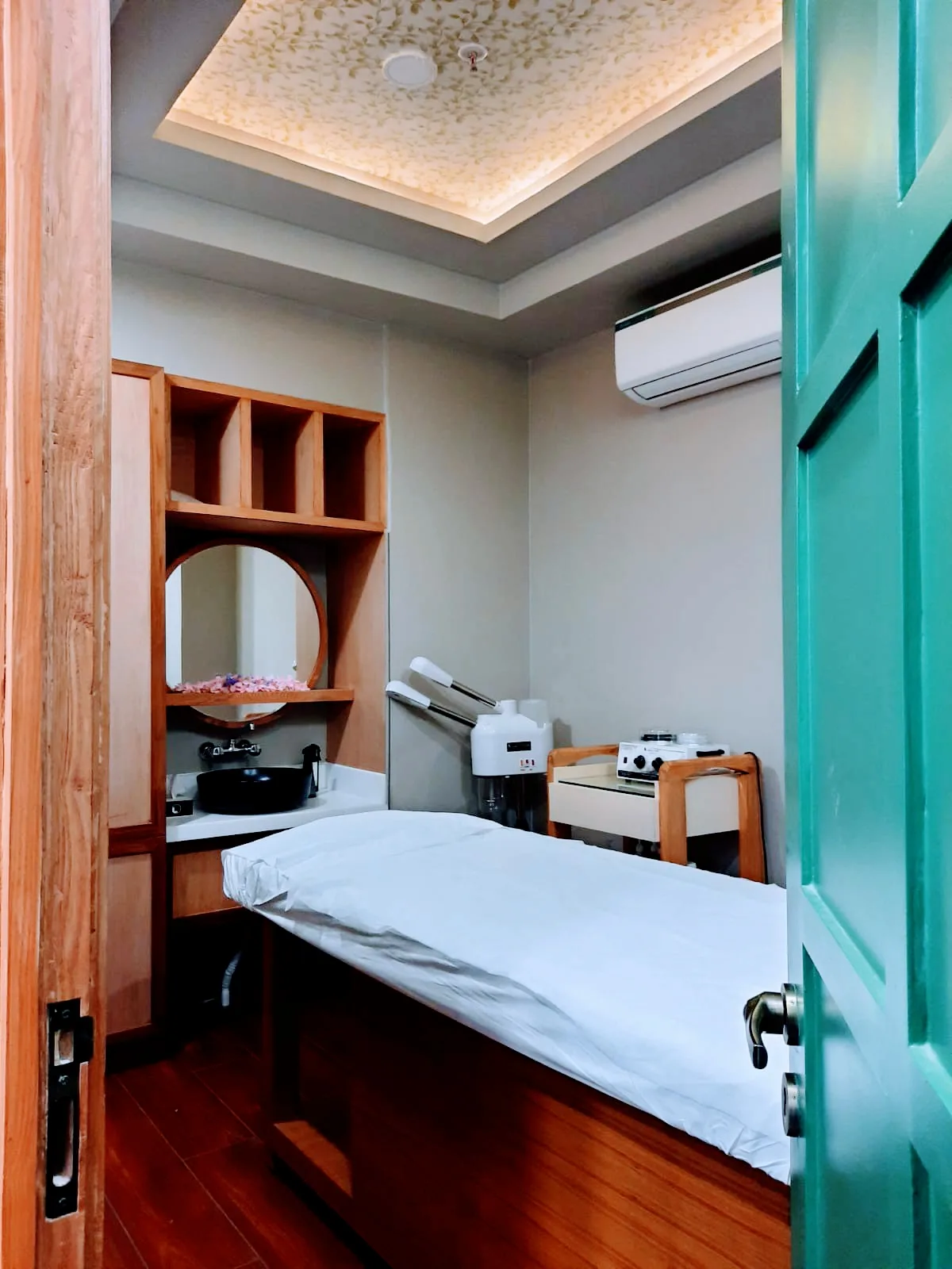 Looks Salon, Cleo County, Sector 121, Noida