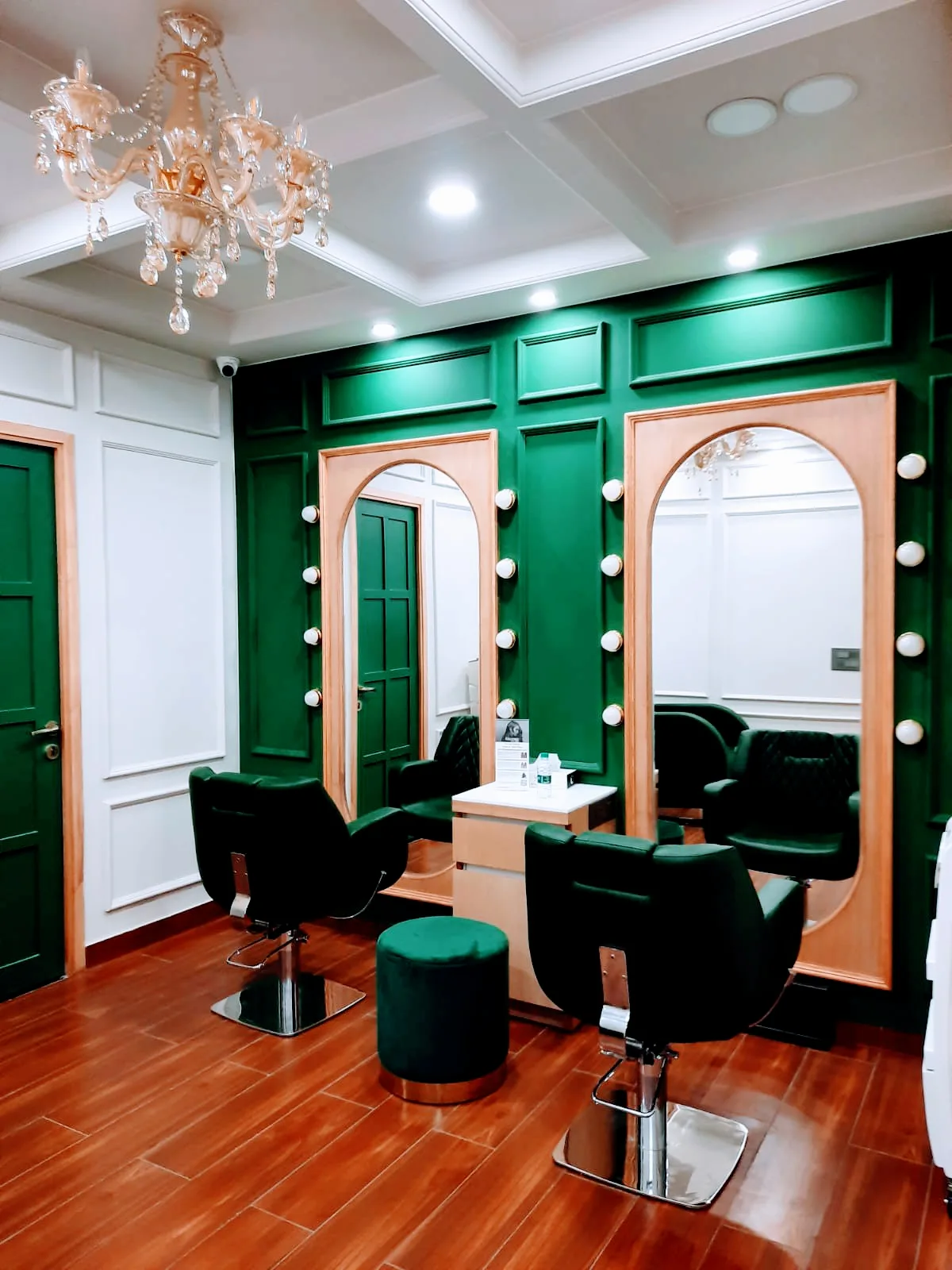 Looks Salon, Cleo County, Sector 121, Noida