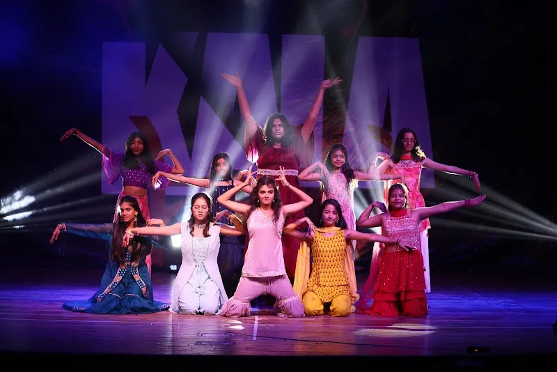 LIVE CREATIVITY CENTER DANCE