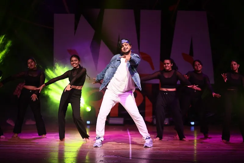 LIVE CREATIVITY CENTER DANCE
