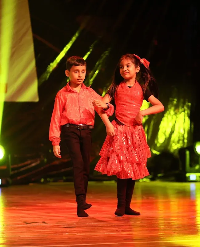LIVE CREATIVITY CENTER DANCE