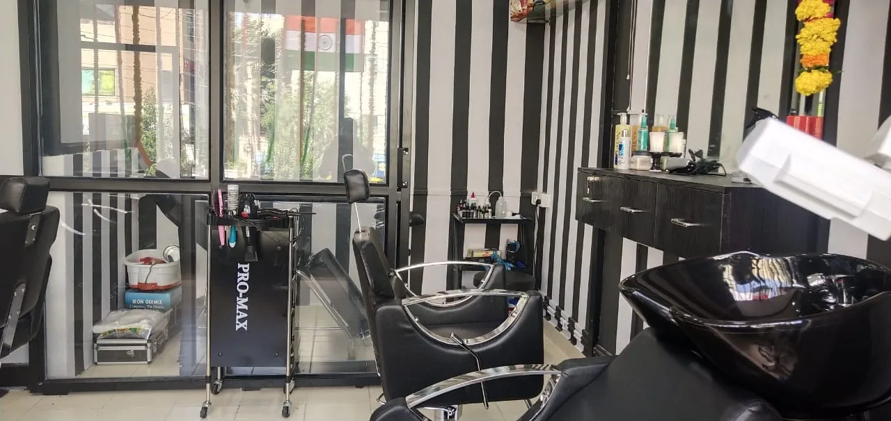 The dots and lines tattoo studio