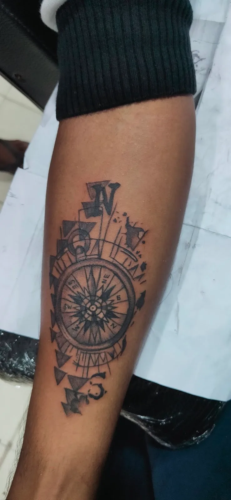The dots and lines tattoo studio