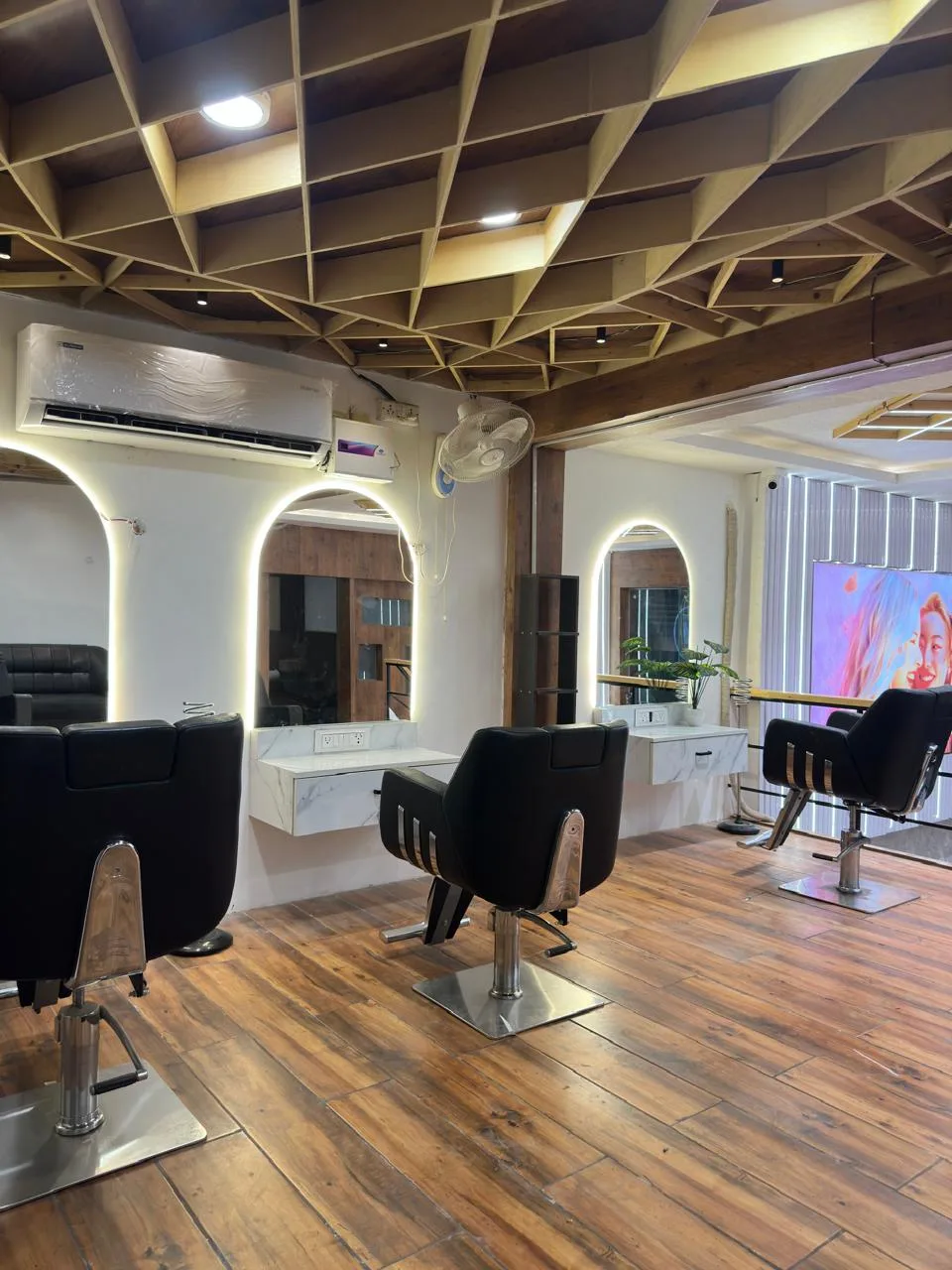 Bombshell Studio Unisex Salon