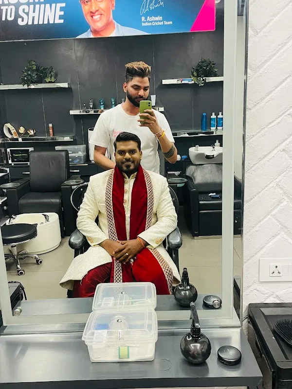 Lakme Salon For Him and Her in Vikas Nagar,Kanpur