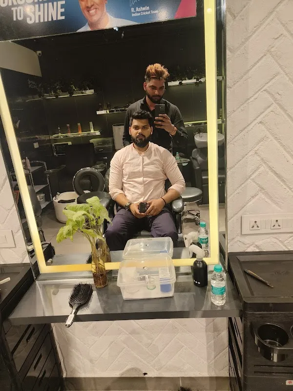 Lakme Salon For Him and Her in Vikas Nagar,Kanpur
