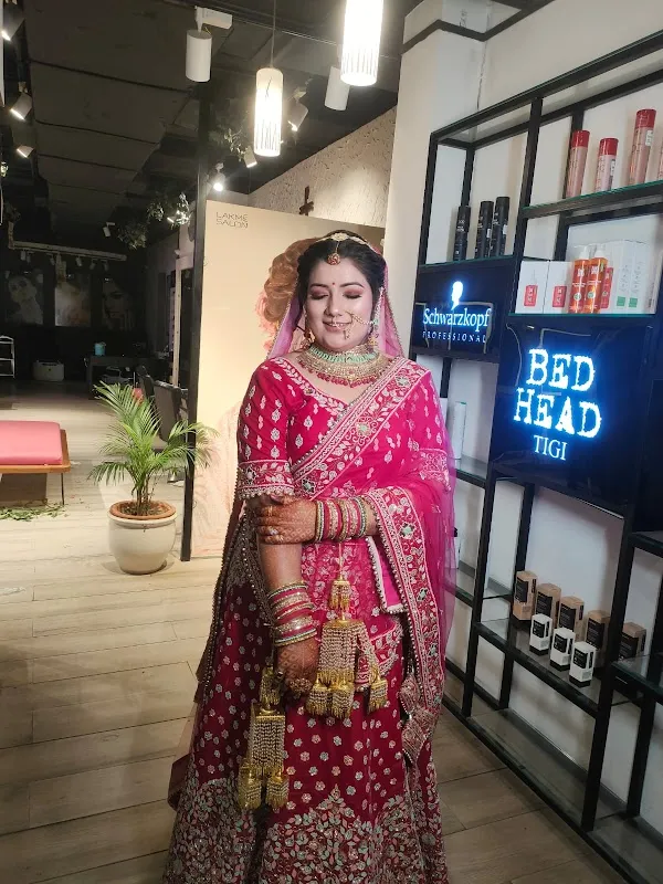 Lakme Salon For Him and Her in Vikas Nagar,Kanpur
