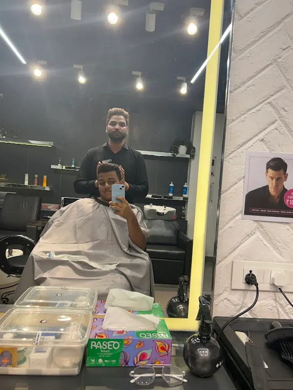Lakme Salon For Him and Her in Vikas Nagar,Kanpur