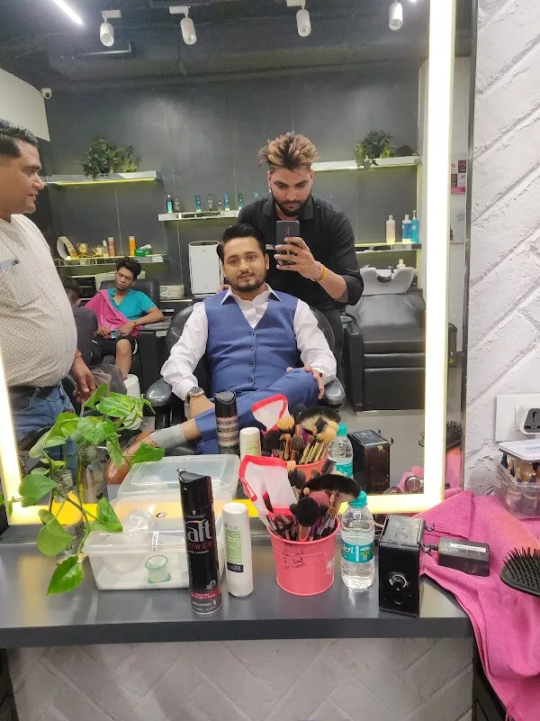 Lakme Salon For Him and Her in Vikas Nagar,Kanpur