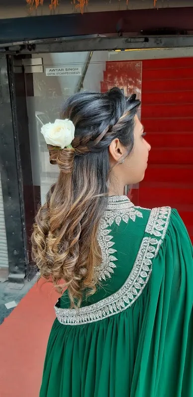 Hairdesigner and freelance hairstylist
