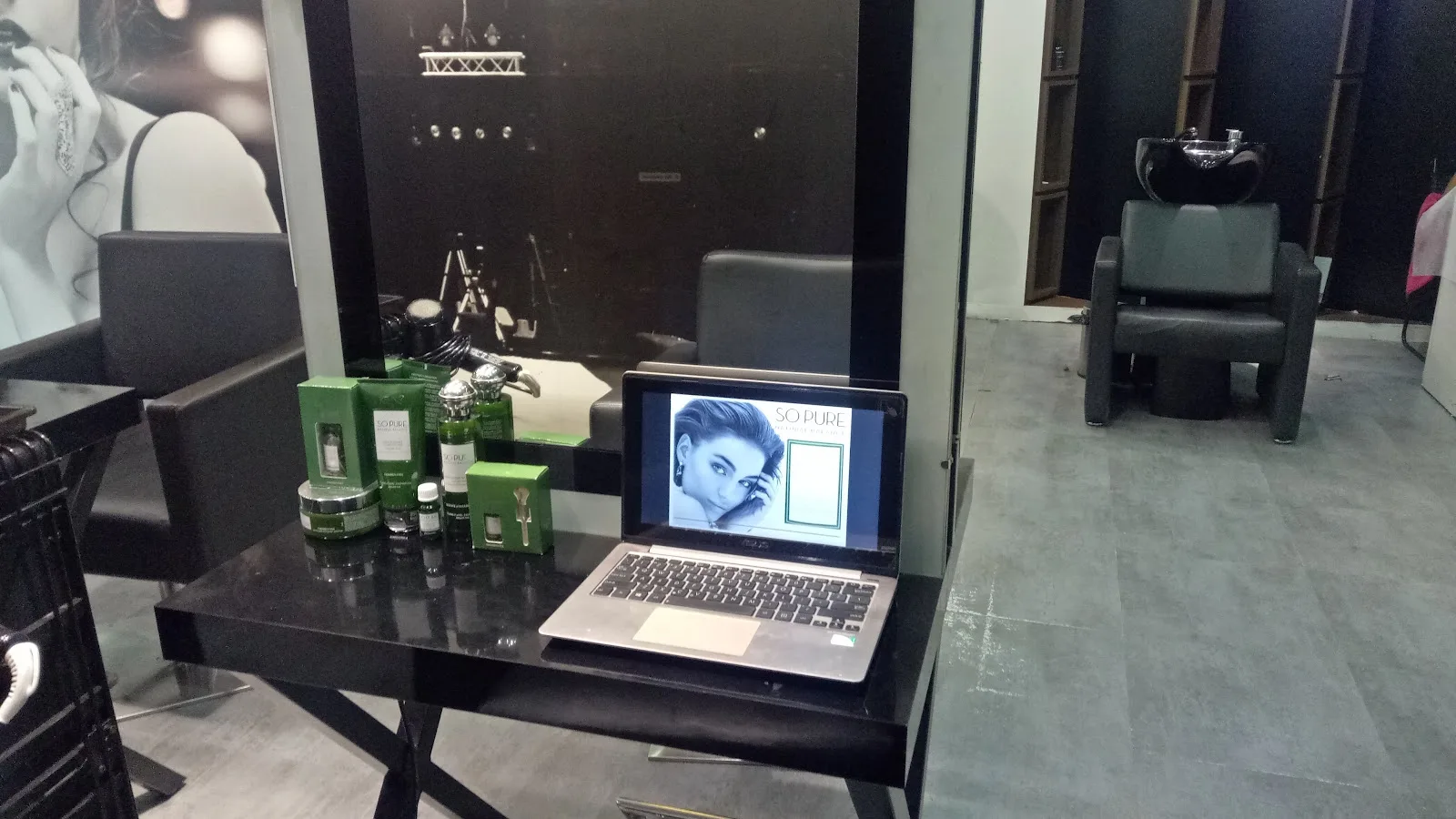 Lakme Salon in Hill Road Bandra,Mumbai