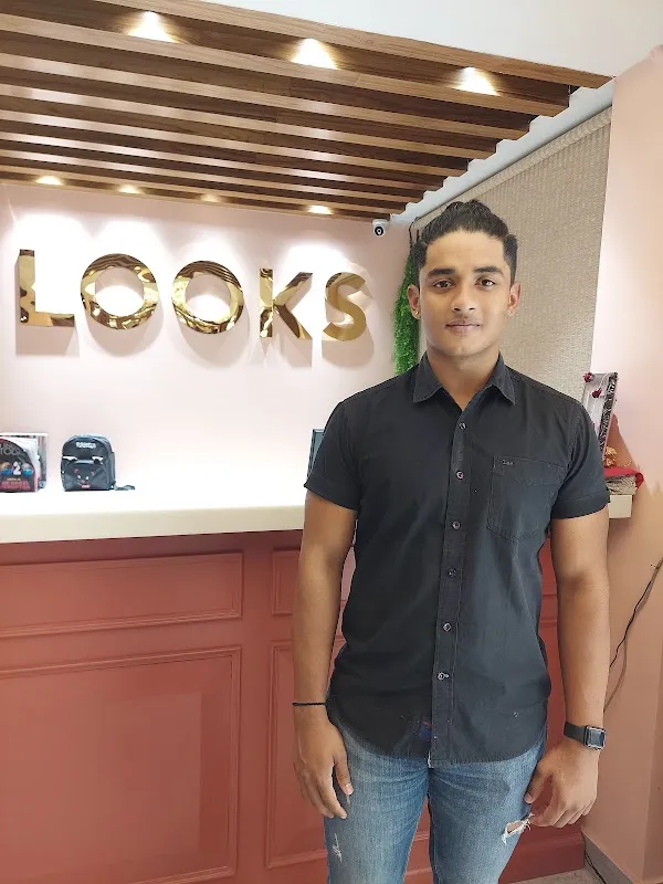 Looks Salon Jhansi