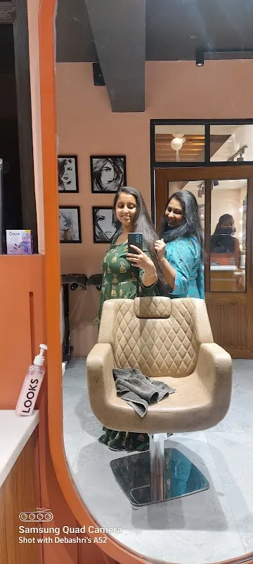 Looks Salon Jhansi