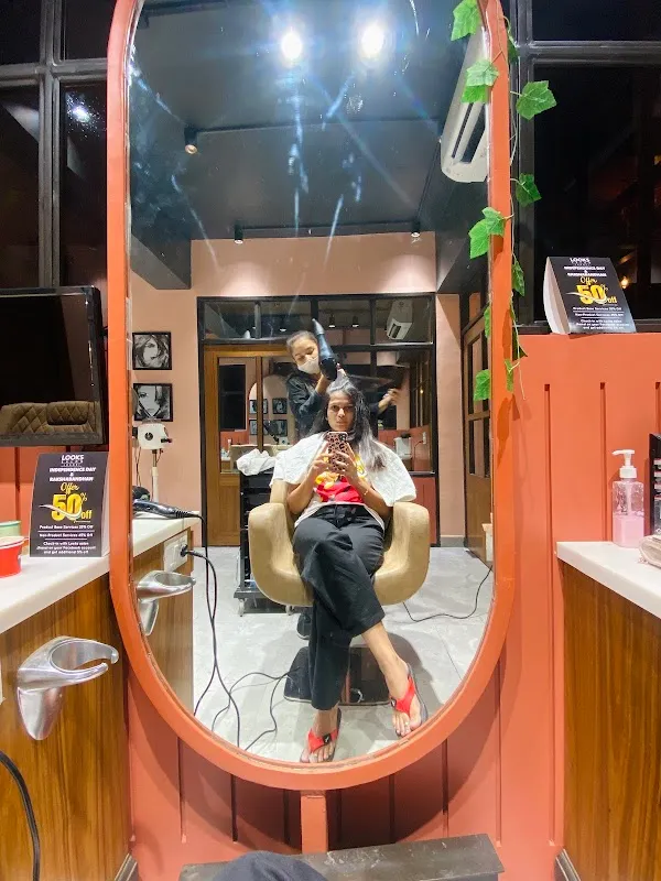 Looks Salon Jhansi