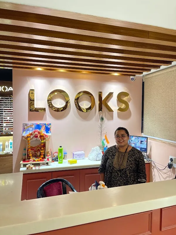 Looks Salon Jhansi