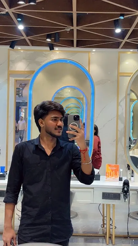 Looks Salon, Pacific Mall Netaji Subhash Place