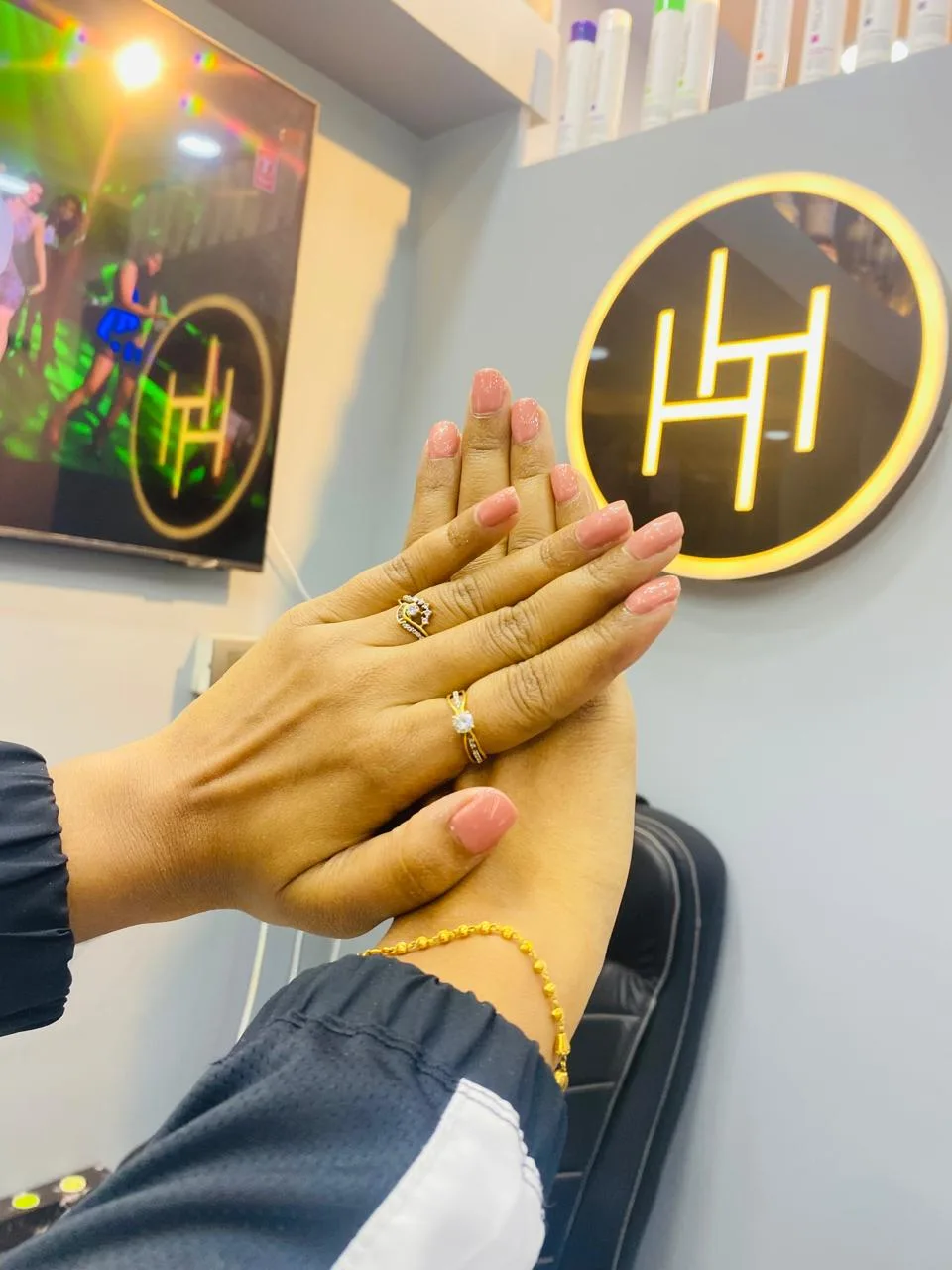 Huppa Huiyya Luxury Salon | Best salon in Veera Desai Road