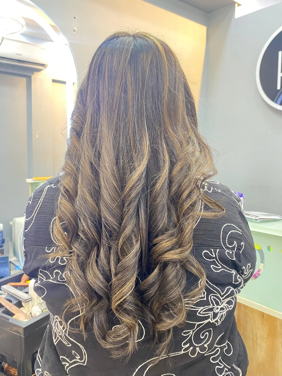 Huppa Huiyya Luxury Salon | Best salon in Veera Desai Road