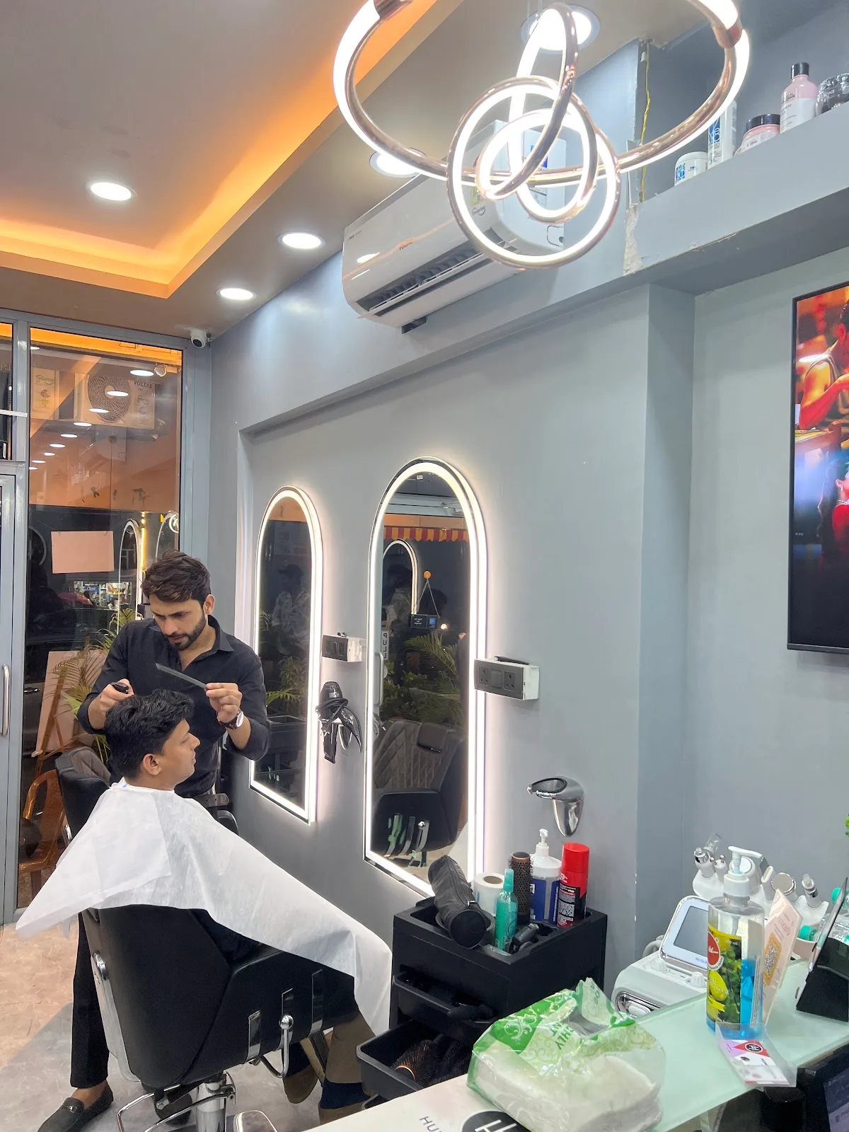 Huppa Huiyya Luxury Salon | Best salon in Veera Desai Road