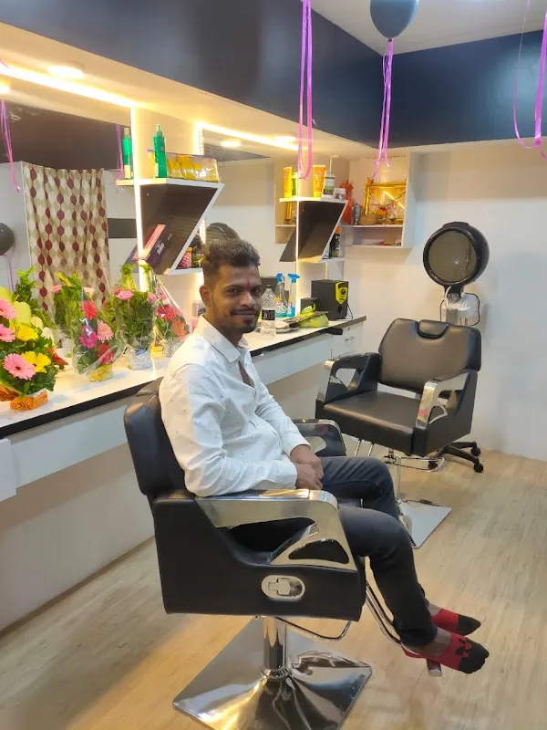 Antique Salon, Satara