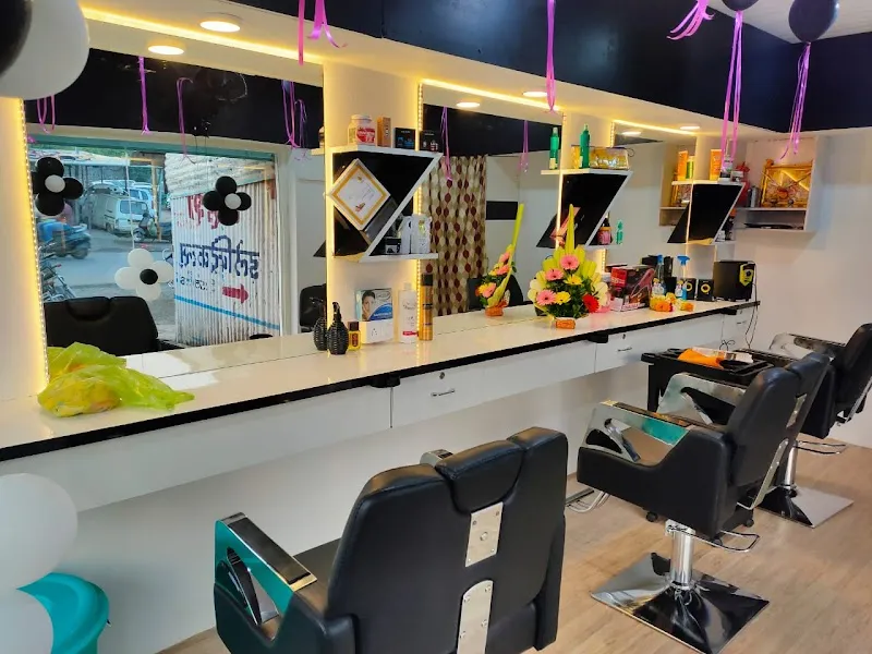 Antique Salon, Satara