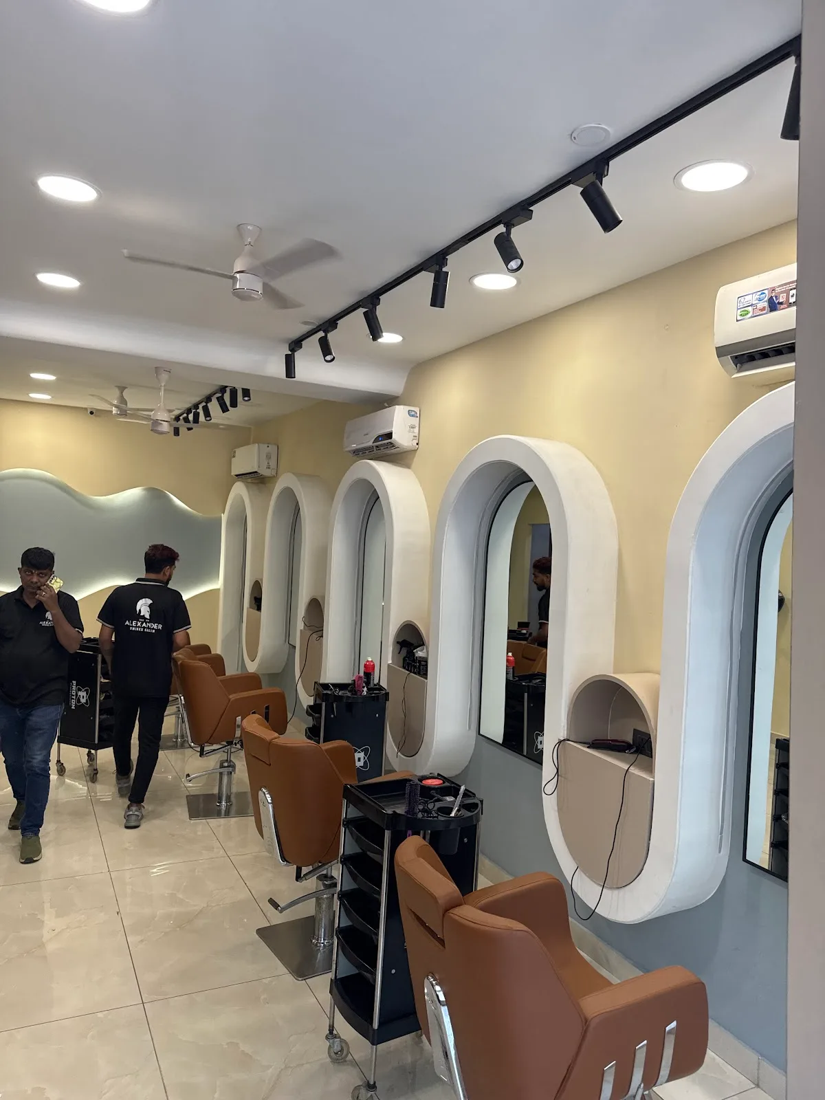 Alexander Unisex Salon