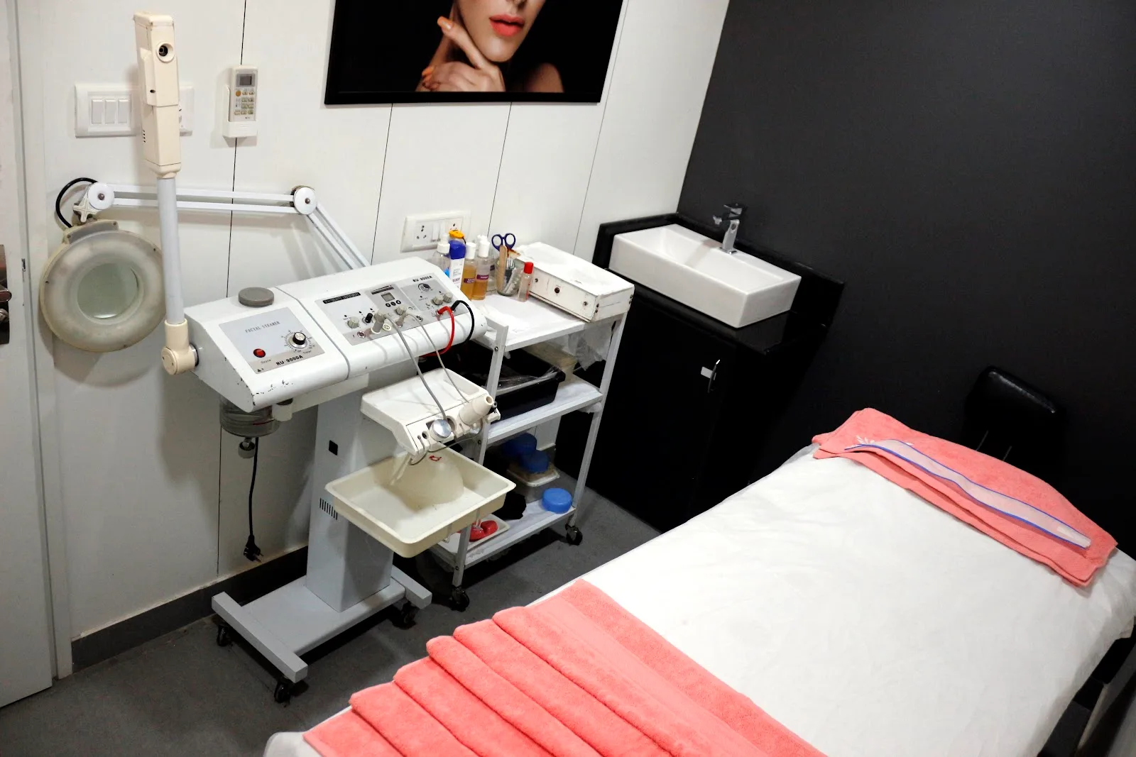 Lakme Salon For Him and Her in Rajnagar,Ghaziabad-2