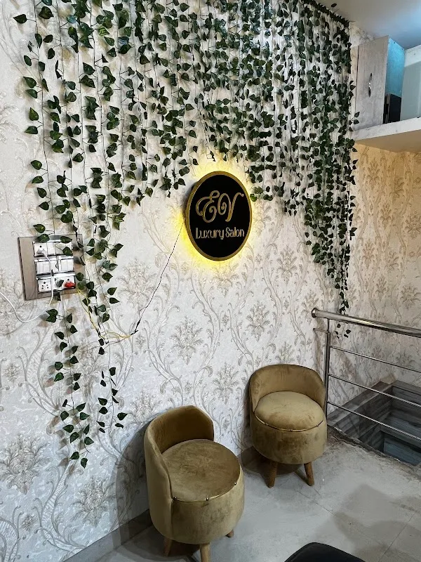 En vogue luxury salon&academy-Best Women Salon In Tri Nagar-Nail Art/Extension In Tri Nagar-Bridal Makeup Artist In Tri Nagar