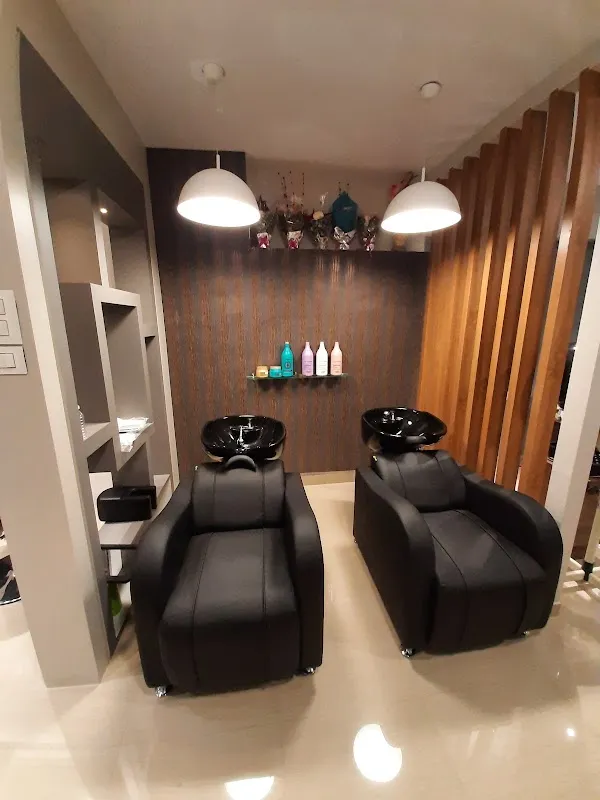 SEASONS SALON