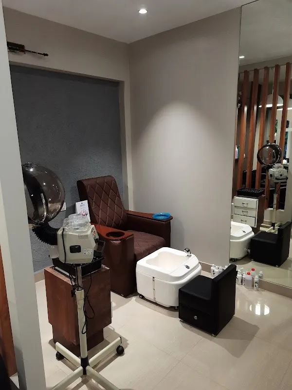 SEASONS SALON