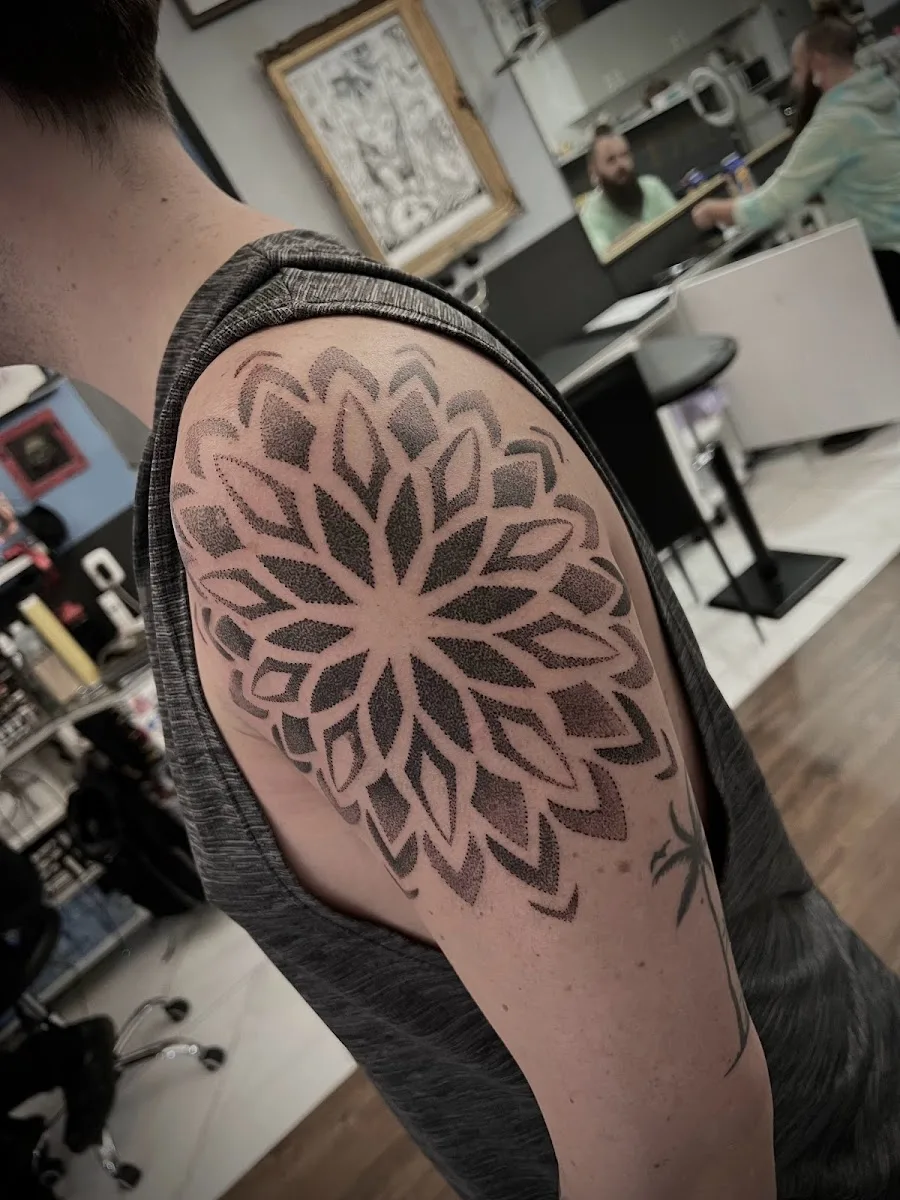 Black Moon Tattoo -Felirat tetoválás, Dotwork,blackwork ,old School,neotraditional, Lettering