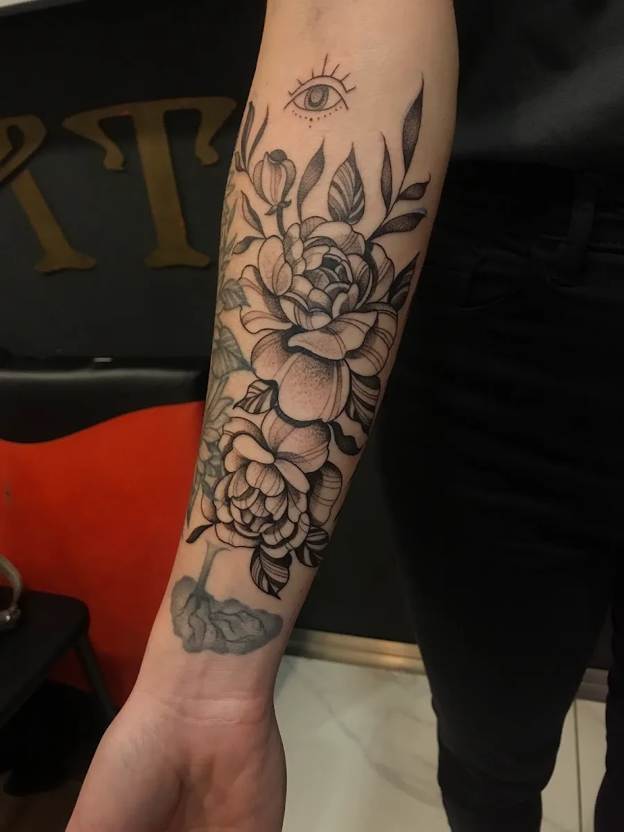 Black Moon Tattoo -Felirat tetoválás, Dotwork,blackwork ,old School,neotraditional, Lettering