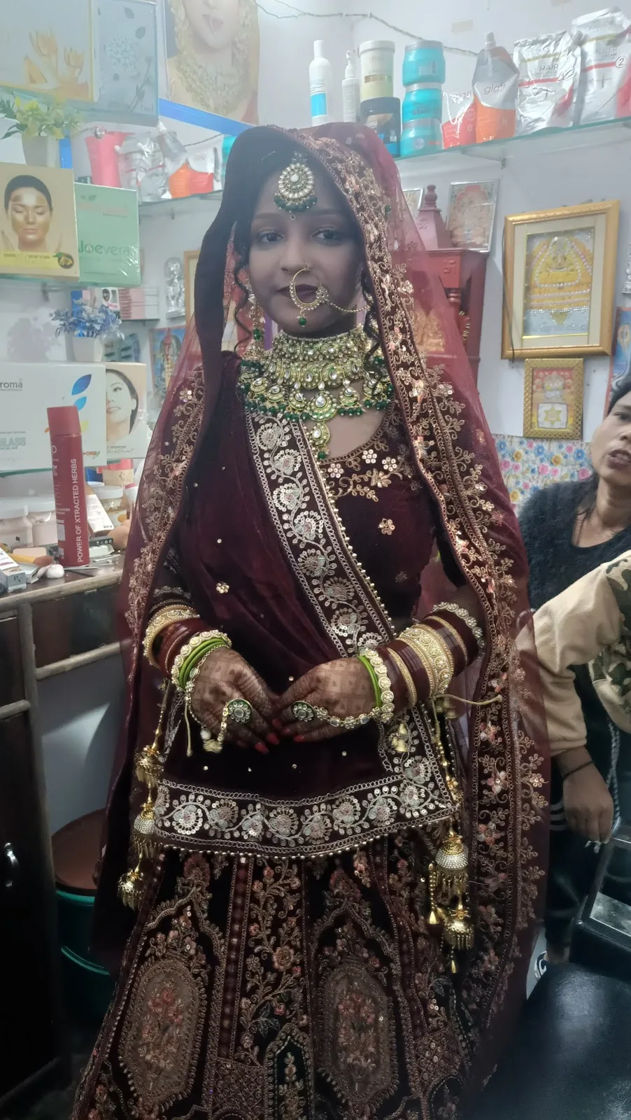 Pari beauty parlour kapashera