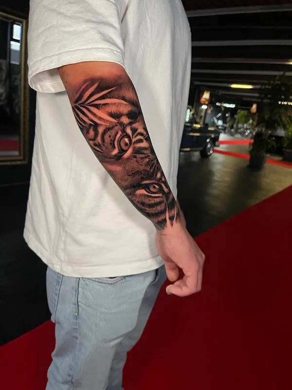 Neon Tattoo Germany | Tattoo & Piercing Studio