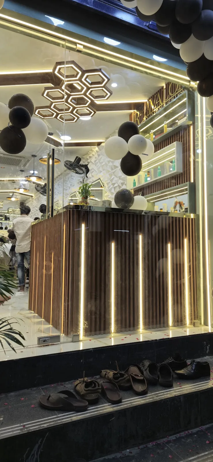 R. AVALON MENS SALON