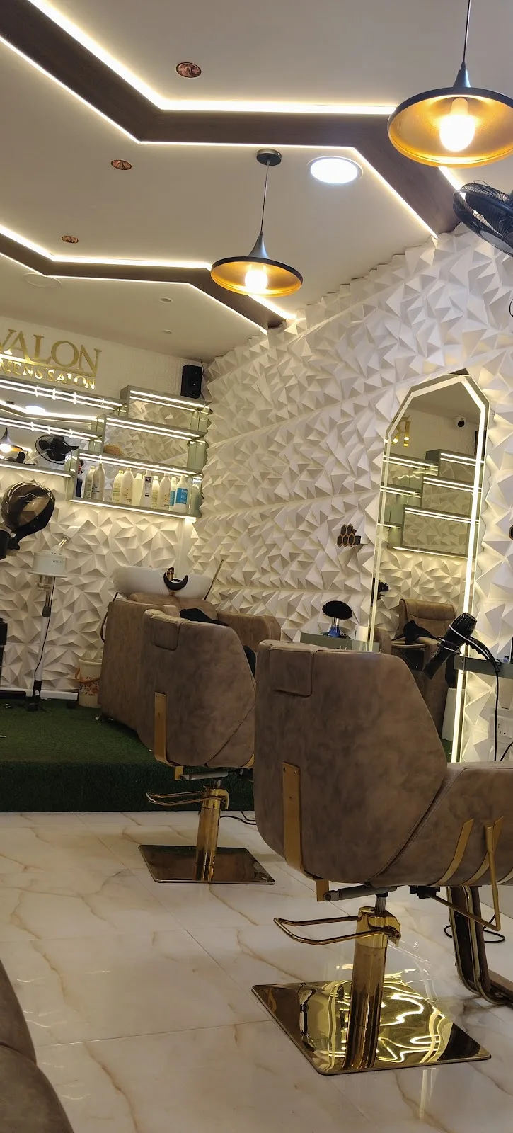 R. AVALON MENS SALON
