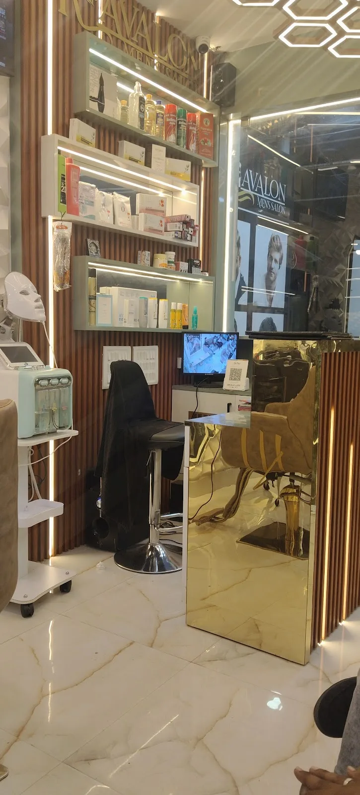 R. AVALON MENS SALON