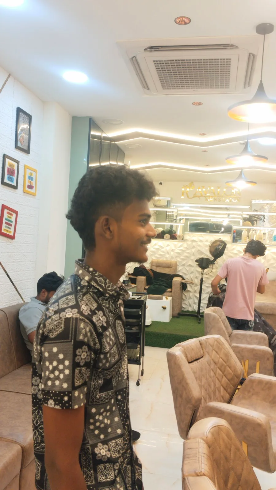 R. AVALON MENS SALON