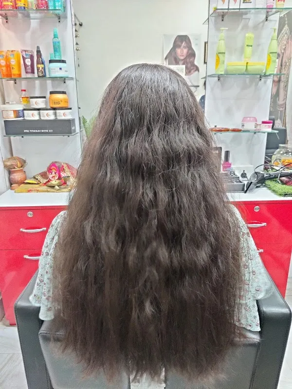 KOMAL BEAUTY PARLOR & MAKE-UP STUDIO