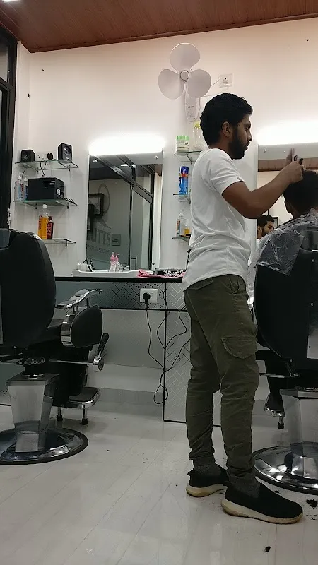 Mr'Cutts saloon