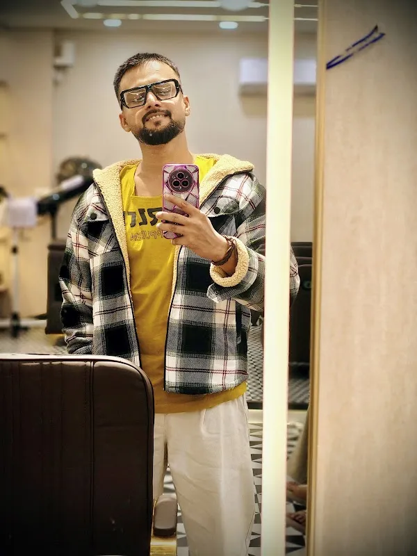 Glitz Salon, Narela