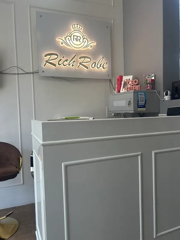 Givyas Unisex luxury Salon