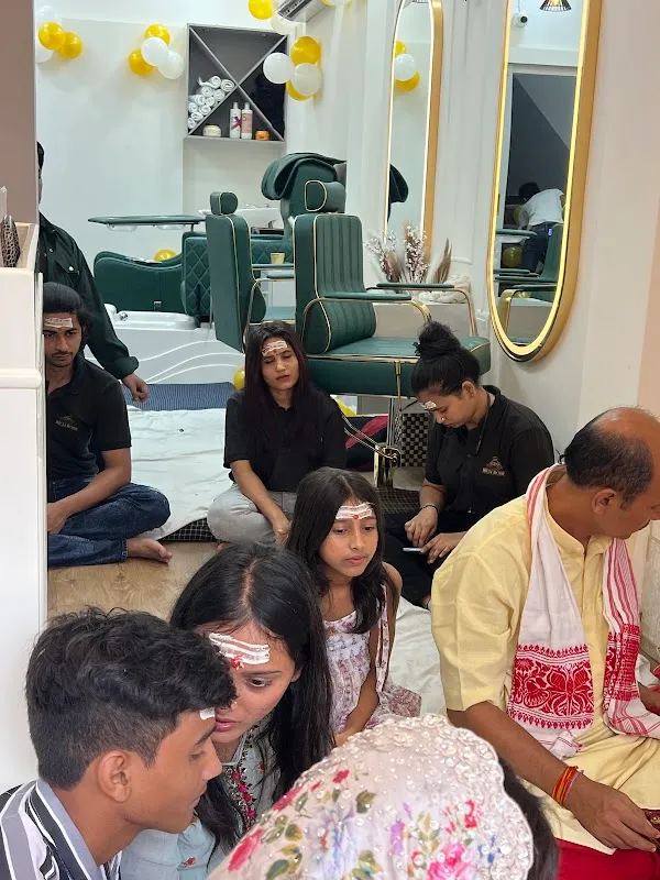 Givyas Unisex luxury Salon