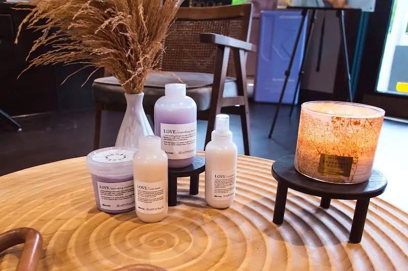 The blo Out Lounge & Colour Bar