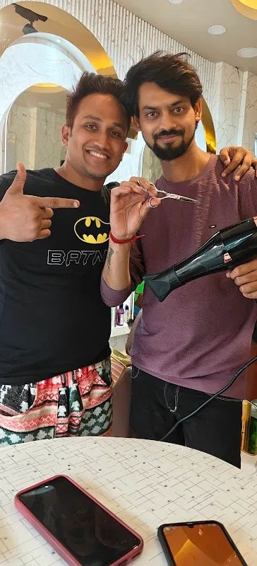 BE GLOSS FAMILY SALON