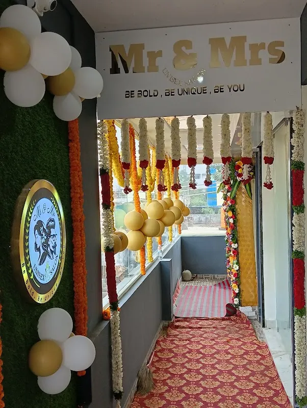 Mr & Mrs Unisex Saloon