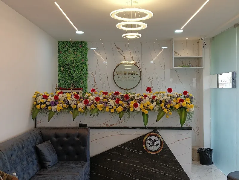 Mr & Mrs Unisex Saloon
