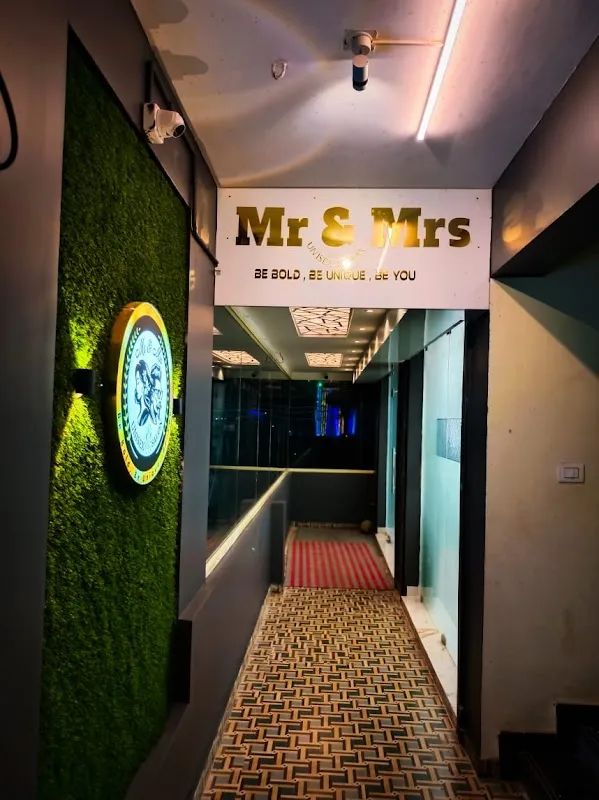 Mr & Mrs Unisex Saloon